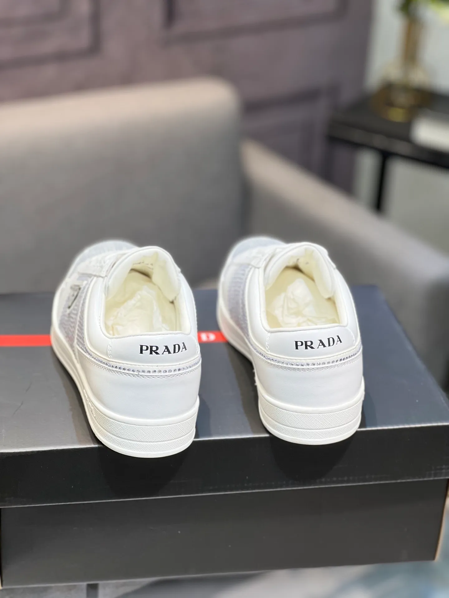 Men's shoes 💰660【PRADA】Prada ——High-end quality Original order ——Upper: 🔝Full calfskin, hot-drilling process, external seaming process of shoe collar, air-pressure brand logo on shoe body ——Inner lining: water-dyed cowhide ——Outsole: TPU molded outsole Super high quality control·Fine workmanship: highlighted (high-end·luxury·grade) -Size: 38-44 (45, 46, can be customized)